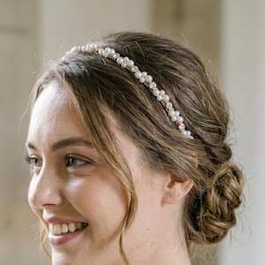 Accesorio de cabello de novia artesanal con perlas y cristales, complemento elegante para bodas, regalo para novia