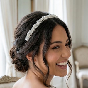 Puede incluir: Una delicada diadema nupcial con una doble fila de perlas blancas y cristales transparentes. La elegante pieza para la cabeza está colocada sobre una fina banda plateada. Ideal para bodas y ocasiones especiales.