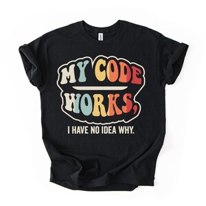 Camiseta "Mi código funciona, no tengo ni idea de por qué" - Divertida camiseta de programación - Top gráfico ondulado
