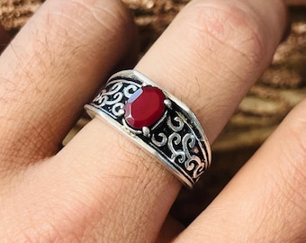 Ruby zilveren ring, tribal sierlijke herenring, vintage 925 sterlingzilveren ring, cadeau voor hem, statement sieraden, geoxideerde brede band ruby ring