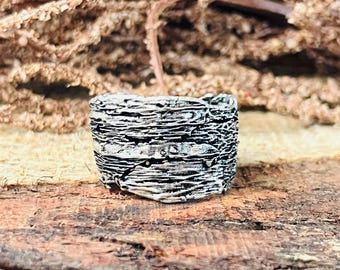 Kraftig silverring, bred iögonfallande bandring, rustik silverring, smycken i sterlingsilver, present till henne, djärv oxiderad silverring