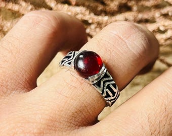 Anillo de granate rojo / Anillo de plata de ley / Anillo delicado hecho a mano / Anillo geométrico