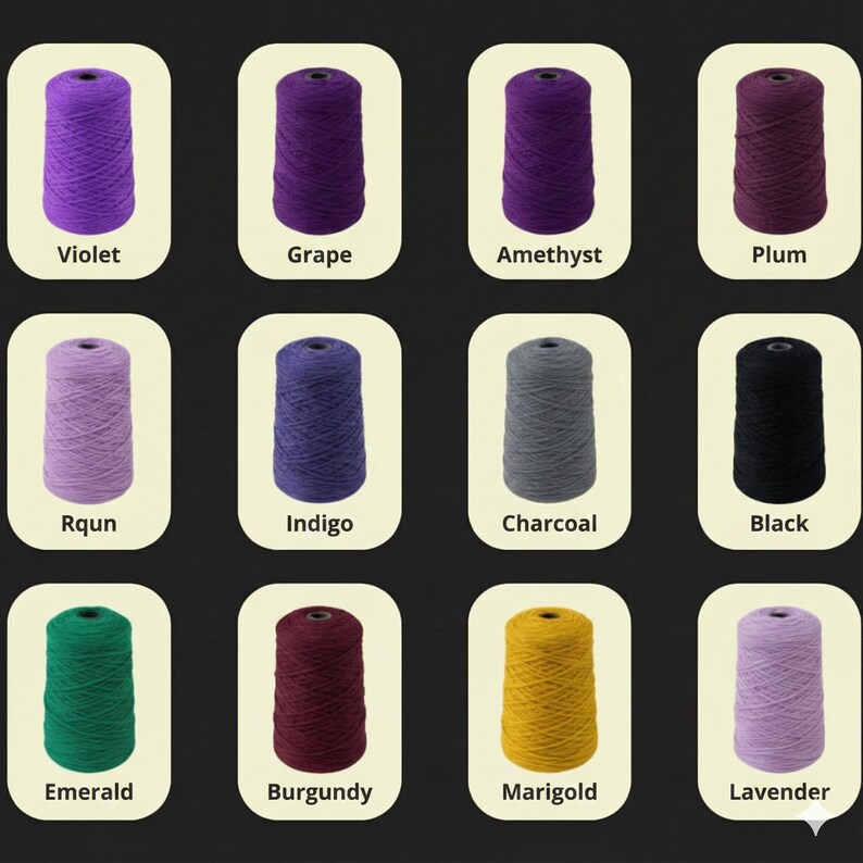K&ouml;nnte beinhalten: Eine Sammlung von Garnspulen in verschiedenen Farben, darunter Violett, Traube, Amethyst, Pflaume, Rqun, Indigo, Holzkohle, Schwarz, Smaragd, Burgunder, Ringelblume und Lavendel. Jede Spule ist mit ihrem Farbnamen beschriftet.
