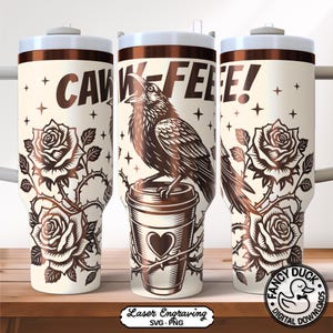 Op de afbeelding: Een witte reismok met een bruin ravenontwerp, rozen en de tekst "CAW-FFEE!". De raaf zit op een koffiekopje met een hart. De mok heeft een bruine rand en een wit deksel.