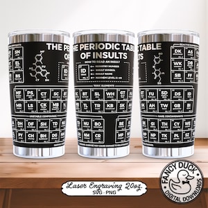 Puede incluir: Un vaso de acero inoxidable negro con un diseño impreso en blanco titulado The Periodic Table of Insults. El gráfico incluye cuadros de estilo químico con varios insultos, números de registro y niveles de caos, junto con una tapa transparente.
