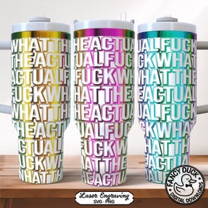 Könnte beinhalten: Drei Edelstahlbecher mit weißen Deckeln, jeweils mit einem sich wiederholenden metallischen Verlaufsmuster in Gelb, Pink und Türkis. Der Text WHAT THE ACTUAL FUCK ist in einer fetten, weißen, serifenlosen Schrift auf der Oberfläche gedruckt.