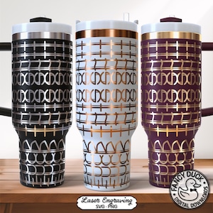 Puede incluir: Tres vasos aislados con diseños decorativos. Uno es negro con detalles plateados, otro es blanco con detalles cobrizos y el tercero es morado con detalles dorados. Cada vaso tiene una tapa blanca y un asa. La imagen incluye el texto "Laser Engraving SVG.PNG".