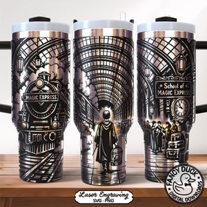 Puede incluir: Un vaso de acero inoxidable con un diseño grabado en negro y plata. El diseño presenta un tren con la etiqueta "MAGIC EXPRESS", una persona caminando por una estación y el texto "School of MAGIC EXPRESS". El vaso tiene una tapa blanca y un asa negra.