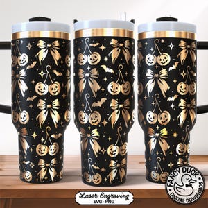 Puede incluir: Tres vasos negros con un patrón dorado repetitivo de cerezas de calabaza, lazos, murciélagos y estrellas. Cada vaso tiene una tapa blanca y un borde dorado metálico. La parte inferior incluye el texto Laser Engraving SVG PNG.