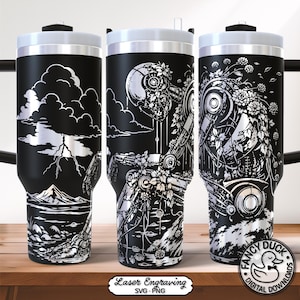 Könnte beinhalten: Schwarze Edelstahl-Reisebecher mit aufwendigen Lasergravuren. Ein Becher zeigt eine Sturmszene, die anderen eine Roboterfigur mit floralen Akzenten. Die Becher haben weiße Deckel und Griffe.