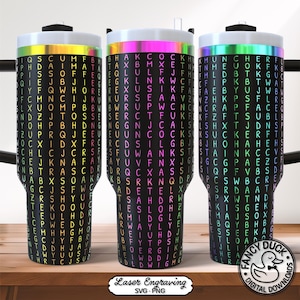 Puede incluir: Tres vasos de acero inoxidable negros con un diseño de búsqueda de palabras en varios colores. Cada vaso tiene un asa negra y una tapa blanca con una abertura para pajita. Los vasos tienen un degradado arcoíris en la parte superior.