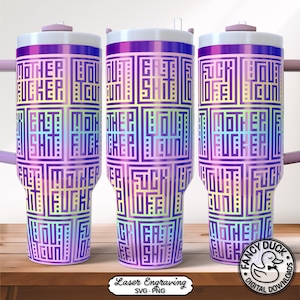 Puede incluir: Tres vasos de acero inoxidable con un acabado degradado en morado, azul y amarillo. Cada vaso presenta un patrón de cuadrícula cuadrada repetitivo que contiene el texto MOTHERFUCKER, YOU CUNT, EAT SHIT y FUCK OFF en una fuente gruesa.
