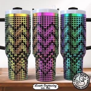 Puede incluir: Tres vasos de acero inoxidable con fondo negro y un patrón repetido de las palabras "SUCK A BIG FAT ONE". Los vasos tienen una combinación de colores degradados, con tonos amarillos, rosas y azules.