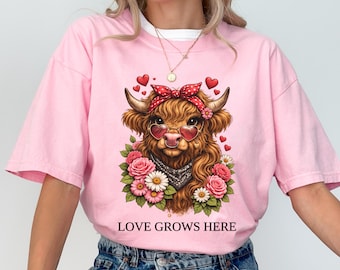 Highland Cow Shirt Highland Cow Sweatshirt & Hoodie Funny Scottish Cow Tee for Valentine's Day Flower Highland Cow T-Shirt Highland Cow Gift