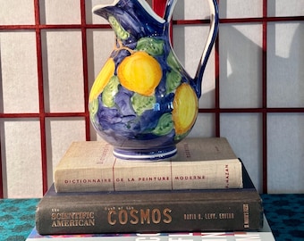 Brocca in ceramica dipinta a mano con decorazione di limoni e foglie. Proveniente dalla Grecia.