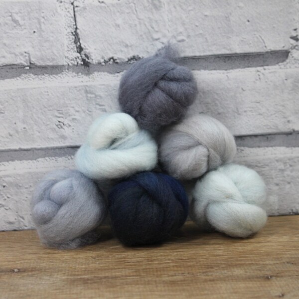 Pains laineux en gris bleu, assortiment itinérant en laine 6 pièces en fibre teinte à la main, fournitures de feutrage à l’aiguille, gris bleu 1,5 oz, dessus en laine graduée