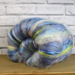Bato de arte en Here Comes the Sun, para hilar, bateo cardado, fibra de fieltro de aguja de 2 oz, suministros de hilado, lana de hilado merino azul BFL