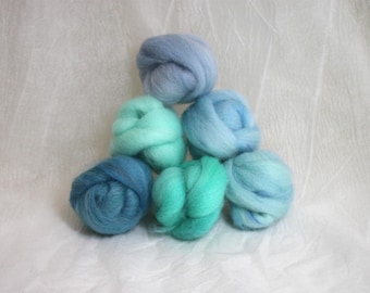 Mecha Wooly Buns en Spa Day, muestrario de fibras, surtido, suministros para fieltro con aguja, mecha azul de 1.5 oz, azules intensos y verde azulados teñidos a mano.