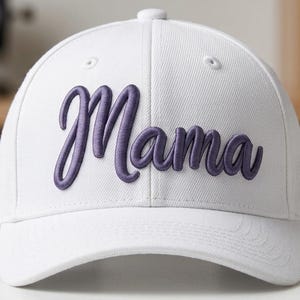 Diseño de bordado 3D Puff Mama – Logotipo de gorra con letras cursivas (archivo de bordado digital)