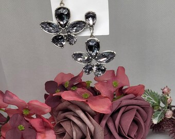 Boucles d'oreilles florales argentées.Strass gris facettés.Style glamour vintage