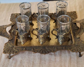 ヴィンテージのトルコ製真鍮製ティーセット。彫刻が施されたオスマン帝国時代のトレイに、グラス6個とグラスホルダー6個がセットになった、装飾的なオリエンタルコーヒーセットです。