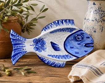 Plato de cerámica portuguesa vintage azul y blanco con forma de pez | Vestal Made in Portugal | Plato de pared con forma de pez | Decoración costera mediterránea