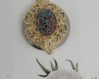 Broche vintage dorée avec cabochon irisée.Style baroque. Cabochon druzy multicolore .Années 80_90