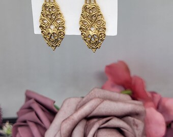 Boucles d'oreilles filigranes vintage .Légère élégante et glamour