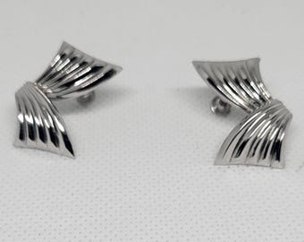 Boucles d'oreilles Vintage Bond Boyd argentées. Clip-on à vis.Bijoux canadien rétro.Style sculptural élégant.