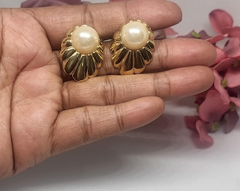 Boucles d'oreilles vintage Doré & perle. Style glamour 80.Cabachon ivoire