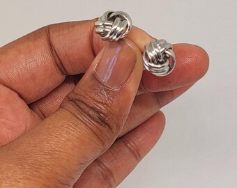 Boucles d'oreilles noeud argenté..Style classique minimaliste.Bijou intemporel, cadeau élégant pour femme