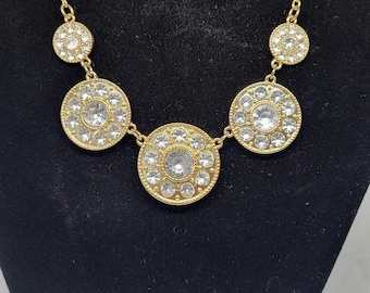 Collier vintage doré à médaillons.Style glamour avec strass scintillant.Statement necklace brillant