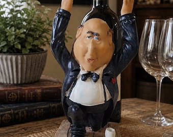 Porte-bouteille vintage majordome caricatural – Figurine serveur agenouillé en costume noir – Décoration bar et collection