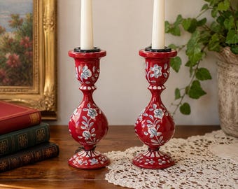 Candelabros vintage pintados a mano con motivos florales rojos – Par de candelabros decorativos de madera – Hechos en India – Estilo Cottagecore / Boho
