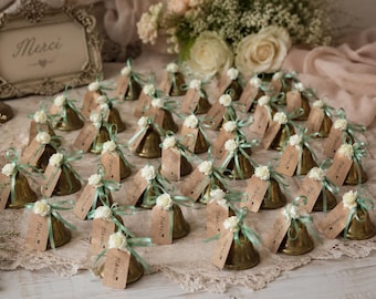 Lot de 39 petites cloches vintage en métal, clochettes mariage, décorations invités, ruban vert menthe, fleurs crème, étiquettes Merci