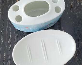 Porte-brosse à dent et porte savon vintage Inarco japan.porcelaine Décor fleur et papillon.Bleu pastel.année 70.décor salle de bain japonais