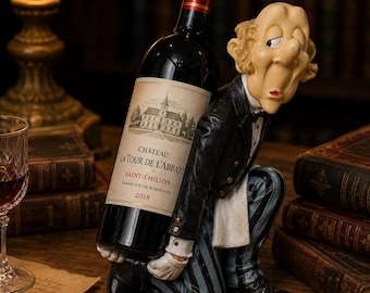 Porte-bouteille vintage majordome caricatural – James the Butler – Figurine serveur agenouillé en costume noir et pantalon rayé