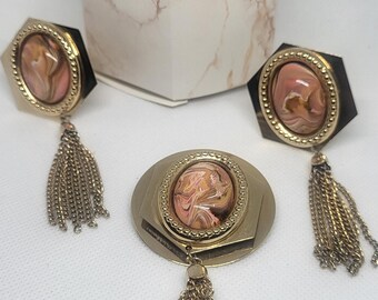 Ensemble Vintage broche et boucles d'oreilles. Cabochons marbrés roses. chaînes dorées.Style rétro glamour