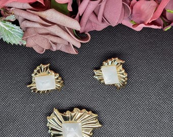 Parure Vintage dorée.Broches & boucles d'oreilles avec insert nacré.Style feuille plissée. Élégant -rétro et chic