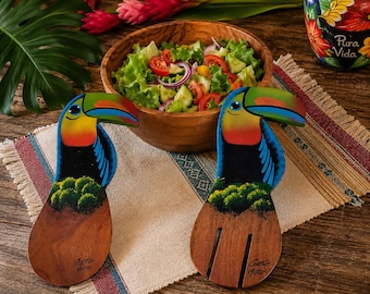 Couverts à salade en bois Rigoberto Conejo Costa Rica – Paire toucans peints à la main – Artisanat costaricien