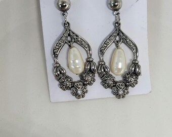 Boucles d'oreilles vintage argentées. Perles pendantes crèmes. Style baroque floral.Elégantes et féminine. Style années 80/90