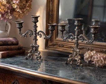 Par de candelabros antiguos de estilo rococó barroco en latón macizo o bronce dorado – candelabros de tres brazos estilo Hollywood Regency