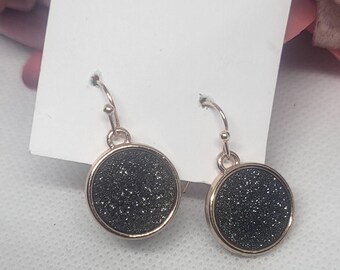 Boucles d'oreilles pendantes vintage.Cabochon druzy noir scintillant. Monture dorée
