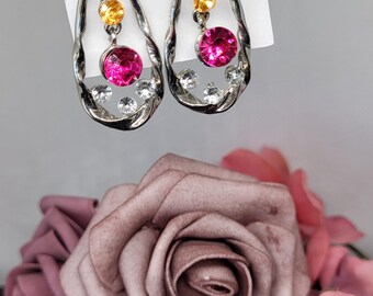Boucles d'oreilles pendantes vintage argentées. Strass multicolores rose fushia vert et ambre.Style glamour soirée.Bijou rétro scintillant