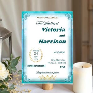 以下が含まれることがあります： ターコイズと白のデザインの結婚式の招待状。「Victoria and Harrisonの結婚式」と書かれており、日付、時間、RSVP情報が含まれています。招待状は木製のスタンドに表示されています。