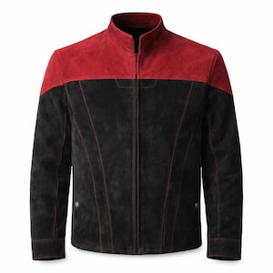 Könnte beinhalten: Schwarze und rote Wildlederjacke mit Stehkragen. Die Jacke hat einen roten Einsatz über den Schultern und der oberen Brust, darunter schwarze Einsätze. Rote Nähte akzentuieren die Vorderseite und die Ärmel. Die Jacke hat einen Reißverschluss und zwei Druckknöpfe.