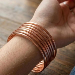 Lot de 8 bracelets joncs en cuivre, bracelets minces à empiler en cuivre massif, ensemble kada minimaliste uni, bijoux bohèmes délicats cadeau pour elle