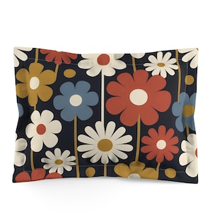 Puede incluir: Una funda de almohada rectangular con un estampado floral retro. El diseño presenta grandes flores estilizadas en tonos de blanco, rojo, azul y dorado sobre un fondo azul marino oscuro. El texto "US STANDARD" está impreso en la parte inferior.