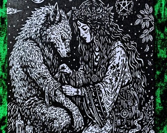 Könnte beinhalten: Ein schwarz-weißer Kunstdruck, der eine Person mit langem Haar und Blumenkranz zeigt, die den Arm einer wolfsähnlichen Kreatur verbindet. Die Szene enthält einen Totenkopf, Kerzen, einen Mörser, Gläser und ein an einem Ast hängendes Pentagramm.