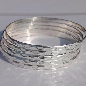 Handgjort hamrat armbandsset i sterlingsilver, stapelbara armband
